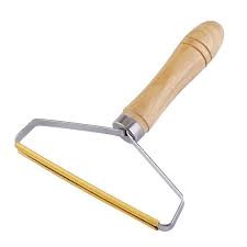 پرزگیر دوکاره فرش و لباس دسته چوبی